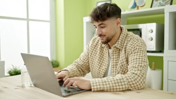 Ung Arabisk Man Som Använder Laptop Sittandes Bord Dans Hemma — Stockvideo