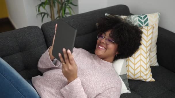 Młoda Afroamerykanka Używa Touchpada Leżącego Kanapie Domu — Wideo stockowe