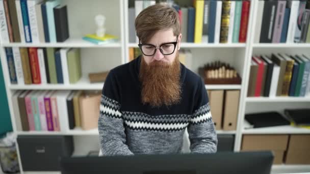 Young Redhead Man Student Stressed Using Computer Studying Library University — Vídeo de Stock