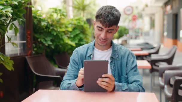 Junger Hispanischer Mann Zeichnet Auf Touchpad Tisch Auf Café Terrasse — Stockvideo