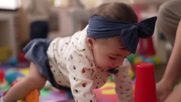 Adorável Criança Brincando Com Aros Sentados Chão Jardim Infância — Vídeo de Stock