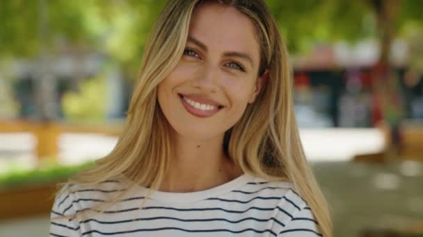 Joven Mujer Rubia Sonriendo Confiada Pie Parque — Vídeo de stock