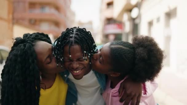 Amigos Afroamericanos Sonriendo Confiados Abrazándose Besándose Calle — Vídeo de stock
