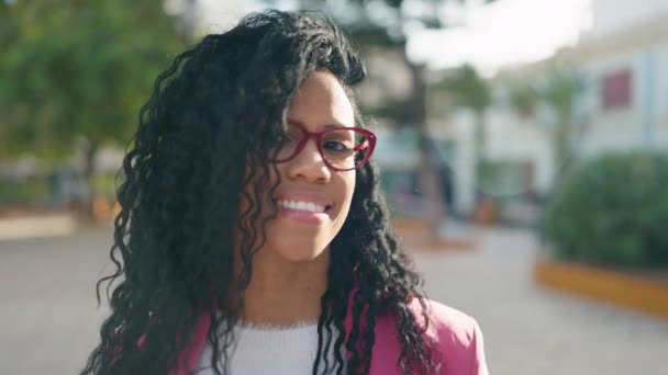 Africano Americano Mulher Executivo Sorrindo Confiante Parque — Vídeo de Stock