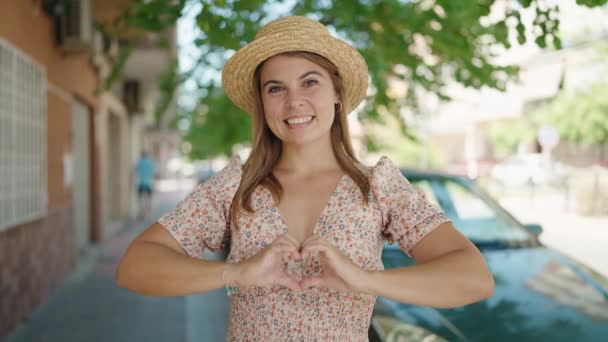 Νεαρή Τουρίστρια Φορώντας Καλοκαιρινό Καπέλο Κάνει Χειρονομία Καρδιάς Χέρια Στο — Αρχείο Βίντεο