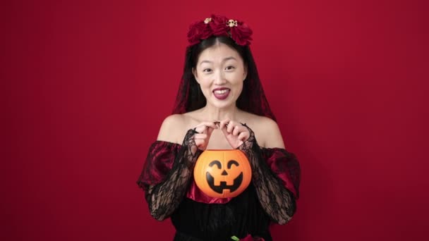 Joven Mujer China Con Traje Katrina Sosteniendo Cesta Calabaza Halloween — Vídeo de stock