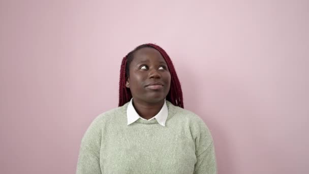 Donna Africana Con Capelli Intrecciati Piedi Con Espressione Sorpresa Sfondo — Video Stock