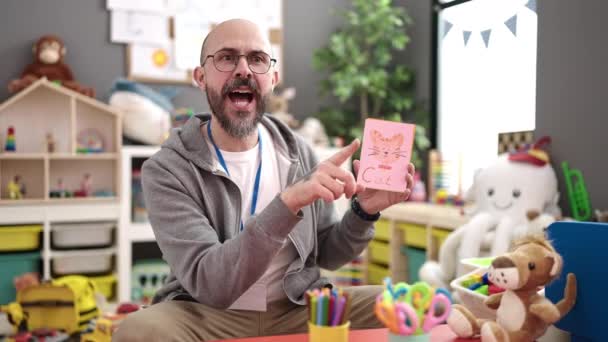 Junger Glatzköpfiger Vorschullehrer Erteilt Vokabelunterricht Kindergarten — Stockvideo