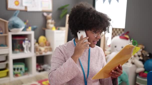 Joven Afroamericana Mujer Preescolar Profesor Lectura Documento Hablando Smartphone Jardín — Vídeos de Stock