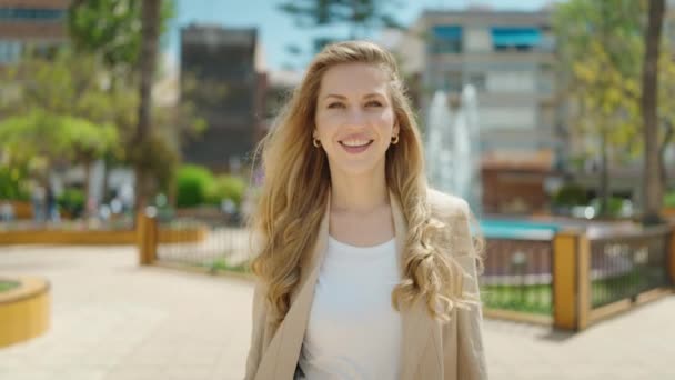 Mladá Blondýnka Žena Usměvavá Sebevědomě Chůze Parku — Stock video