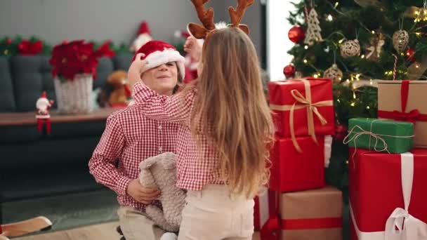 Frère Sœur Embrassant Assis Par Terre Près Sapin Noël Maison — Video