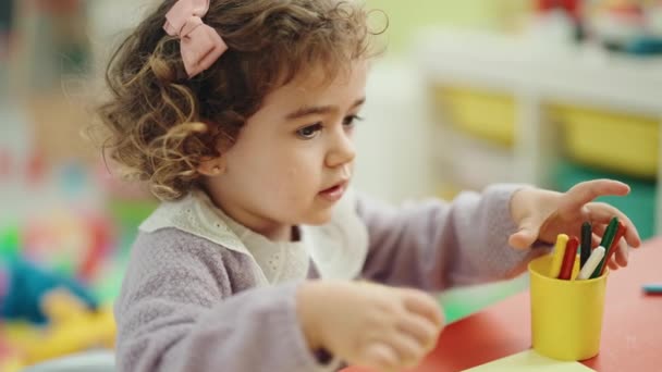 Adorable Hispanic Girl Preschool Student Sitting Table Drawing Paper Kindergarten — Vídeo de Stock