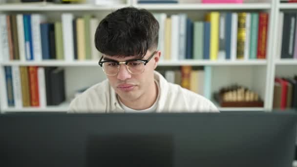 Jovem Estudante Hispânico Cansado Usando Bocejo Computador Universidade Biblioteca — Vídeo de Stock