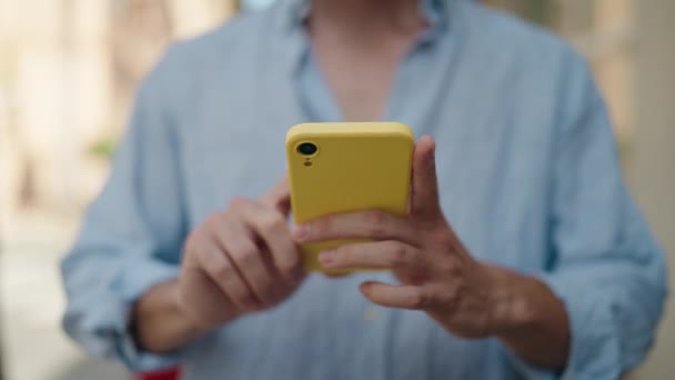 Νέοι Ισπανόφωνοι Χαμογελώντας Αυτοπεποίθηση Χρησιμοποιώντας Smartphone Στο Δρόμο — Αρχείο Βίντεο