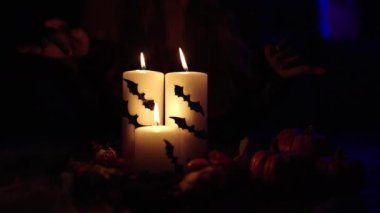 Katrina kostümü giymiş genç, güzel bir İspanyol kadın cadılar bayramı mumunu evde söndürüyor.