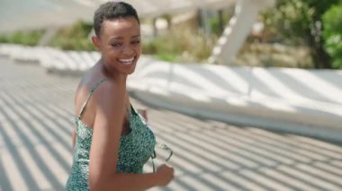 Afro-Amerikalı kadın gülümsüyor parkta dans ederken kendine güveniyor
