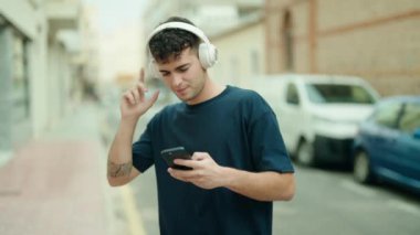 Sokak ortasında müzik dinleyen ve dans eden genç bir İspanyol.