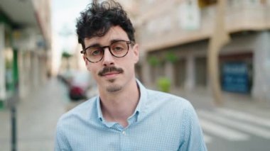 Sokakta duran gevşek yüzlü İspanyol genç adam.