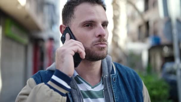 Молодой Кавказский Мужчина Говорит Телефону Улице — стоковое видео