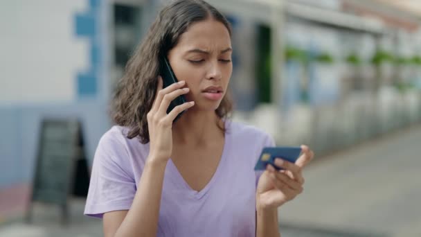 Młoda Afroamerykanka Używająca Smartfona Karty Kredytowej Ulicy — Wideo stockowe