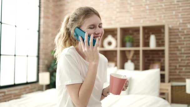 Junge Blonde Frau Telefoniert Mit Smartphone Und Trinkt Kaffee Schlafzimmer — Stockvideo
