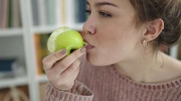 도서실에서 사과를 아름다운 스페인 — 비디오