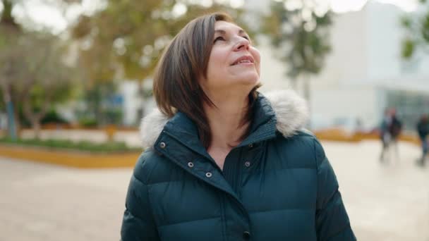 Middle Age Woman Smiling Confident Looking Sky Park — Vídeos de Stock