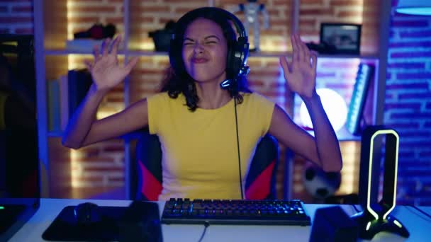 若いアフリカ系アメリカ人女性のストリーマーゲームルームでコンピュータを使用して強調 — ストック動画