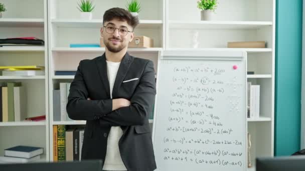 Νεαρός Άραβας Φοιτητής Χαμογελά Αυτοπεποίθηση Στέκεται Στην Τάξη Του Πανεπιστημίου — Αρχείο Βίντεο