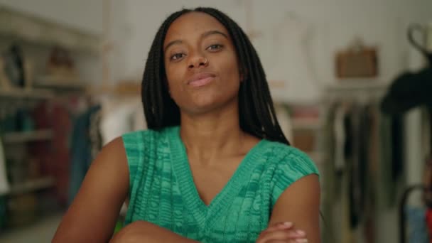 Африканська Американська Жінка Клієнтка Посміхається Впевнено Стоячи Схрещеними Руками Магазині — стокове відео