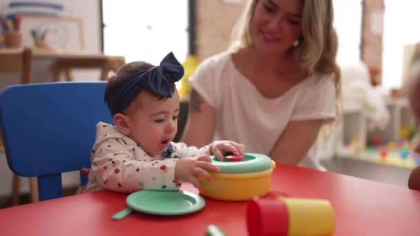 Professora Alunos Pré Escolares Aprendendo Comer Sentado Mesa Jardim Infância — Vídeo de Stock