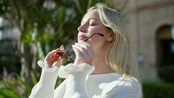 Mujer Rubia Joven Con Gafas Sol Respirando Parque — Vídeo de stock