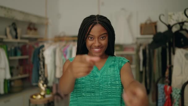 Afrykański Amerykański Klient Kobieta Robi Nadchodzi Gest Ręki Sklepie Odzieżowym — Wideo stockowe