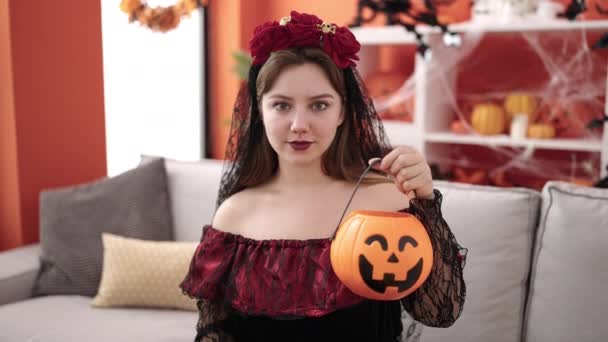 Jong Blond Vrouw Dragen Katrina Kostuum Houden Halloween Pompoen Mand — Stockvideo