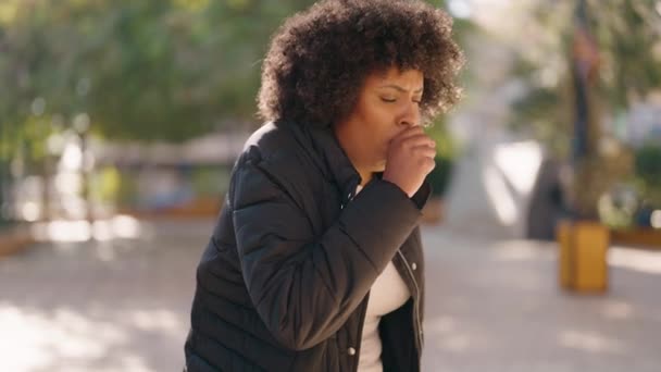 Молодая Африканская Американка Кашляет Парке — стоковое видео