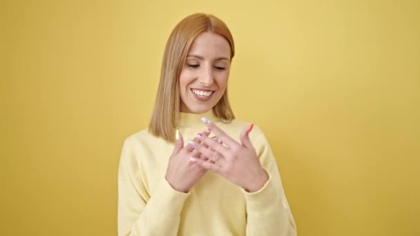 Молода Блондинка Посміхається Впевнено Танцює Над Ізольованим Жовтим Тлом — стокове відео