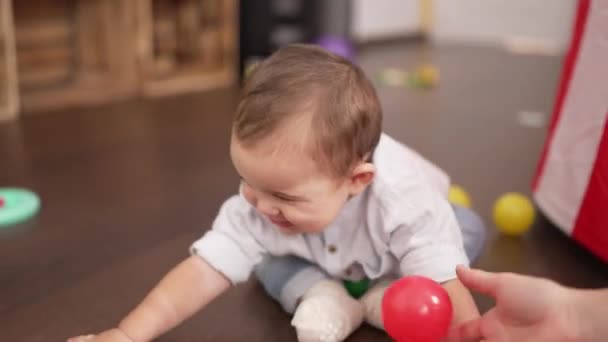 Criança Adorável Sorrindo Confiante Rastejando Chão Casa — Vídeo de Stock