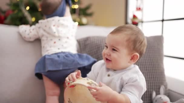 Gruppe Von Kleinkindern Spielt Tamburin Auf Sofa Weihnachtsbaum Hause — Stockvideo
