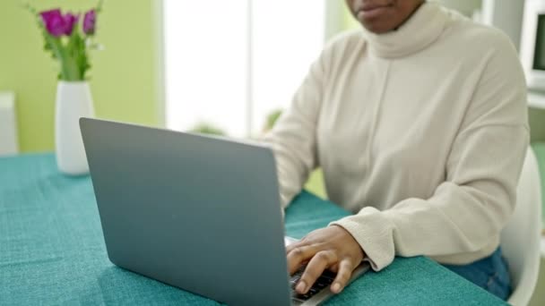 Afroamerikanerin Sitzt Mit Laptop Auf Tisch Esszimmer — Stockvideo