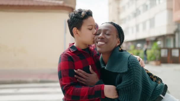 アフリカ系アメリカ人の母親と息子は自信を持って抱き合い 通りでキス — ストック動画