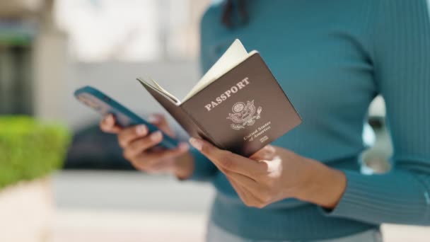 Jovem Afro Americana Segurando Passaporte Dos Estados Unidos Usando Smartphone — Vídeo de Stock