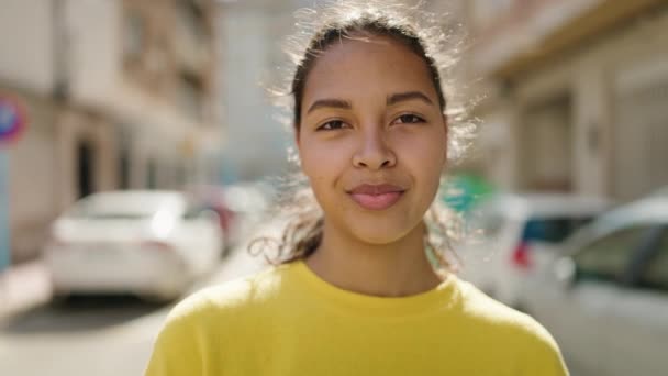 Młoda Afroamerykanka Uśmiecha Się Pewna Siebie Stojąc Rękami Skrzyżowanymi Ulicy — Wideo stockowe