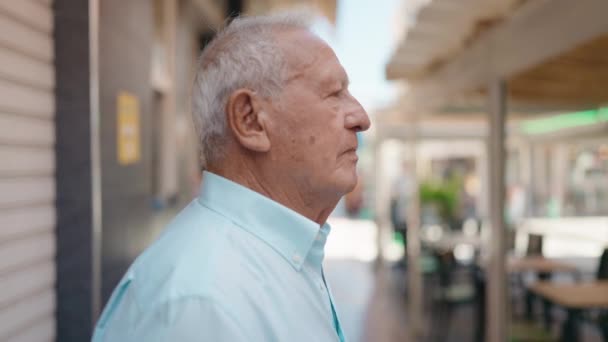 Yaşlı Kır Saçlı Gülümseyen Kendine Güvenen Bir Adam Sokakta Duruyor — Stok video