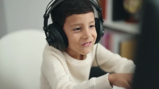 Adorable Hispanic Boy Student Using Computer Sitting Table Classroom — Vídeos de Stock