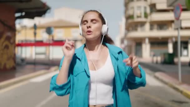 Mujer Joven Escuchando Música Bailando Calle — Vídeo de stock