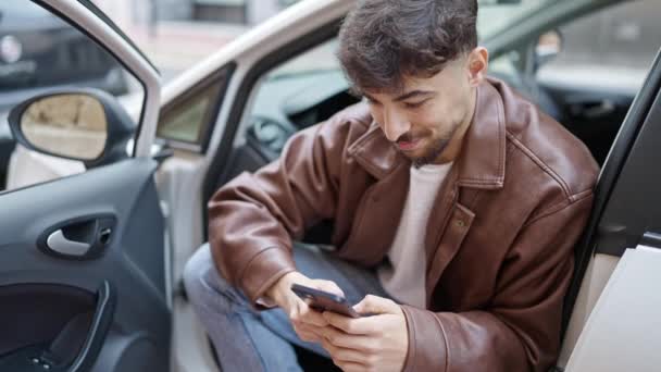 Jovem Árabe Homem Usando Smartphone Sentado Carro Rua — Vídeo de Stock