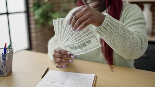Mulher Africana Com Cabelo Trançado Mulher Negócios Contando Dólares Escritório — Vídeo de Stock