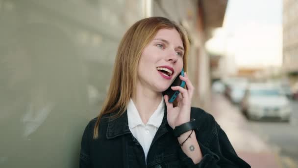 若い白人女性が自信を持って路上でスマートフォンで話して笑っている — ストック動画
