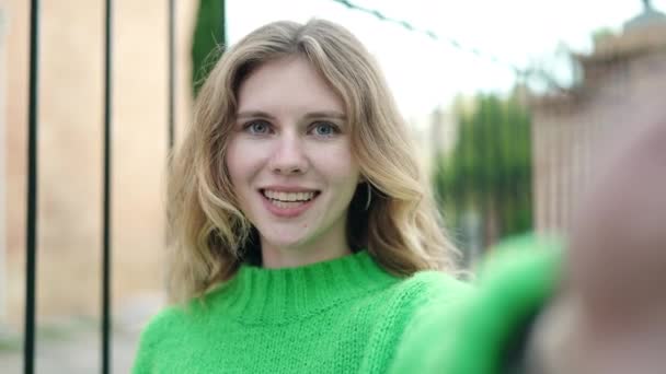 Genç Sarışın Kadın Gülümsüyor Kendine Güveni Tam — Stok video