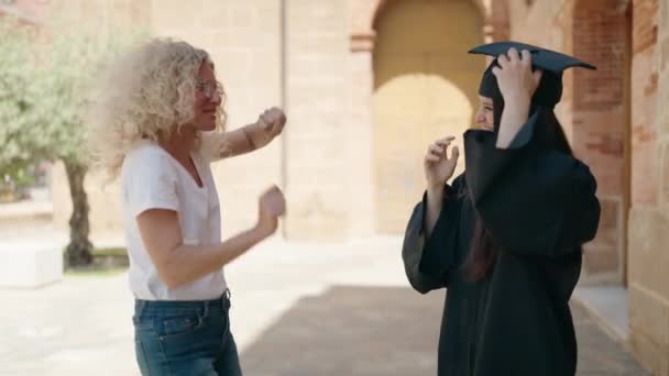 Zwei Mütter Und Ihre Tochter Tanzen Der Campus Universität — Stockvideo